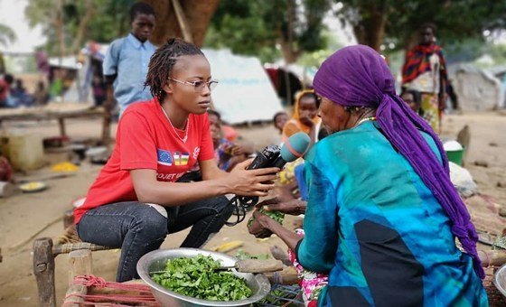 La journaliste centrafricaine Merveille Noella Mada-Yayoro en reportage dans le camp de déplacés de Birao pour Guira FM, la radio de la mission de paix de l'ONU en RCA (photo d'archives).